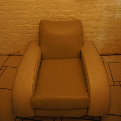 Ledersessel mit kleiner Rückenlehne